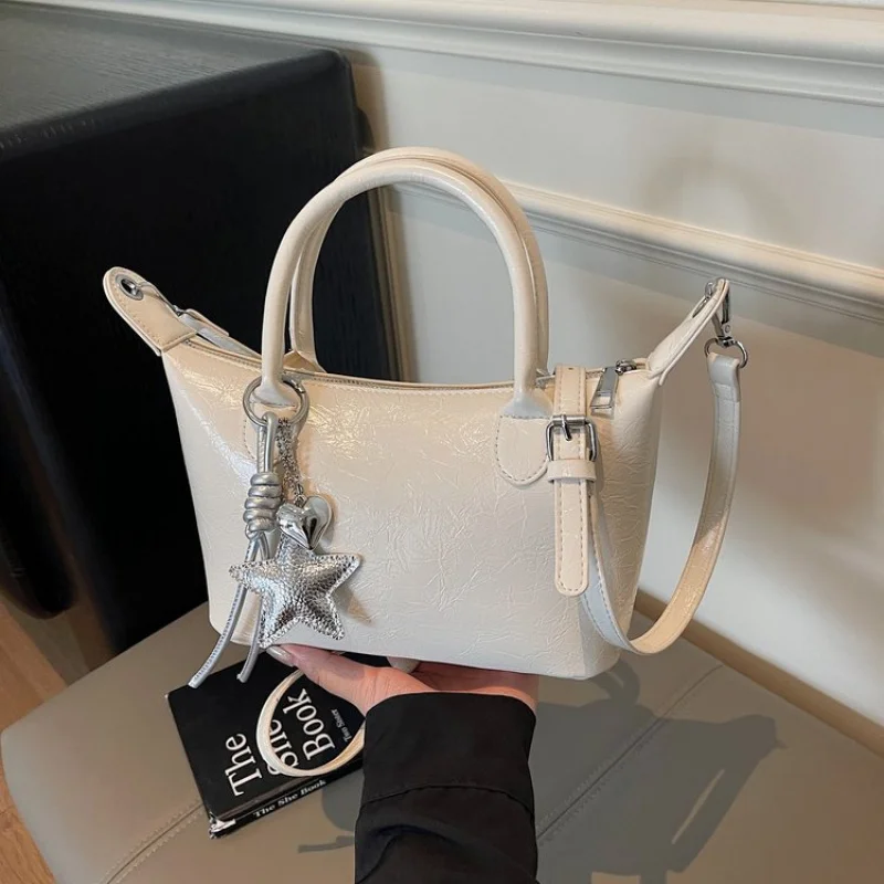 

Elegant Ladies Messenger Bag In Genuine Leather - High-Quality Handbag With Crossbody Feature For Women