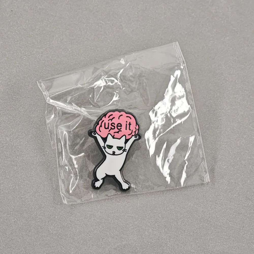 Lustige Katzen-Emaille-Pins mit sarkastischem Meme-Motiv, niedliche weiße Kätzchen-Metallabzeichen, Rucksack-Anstecknadel, Schmuckgeschenk – Detail 10