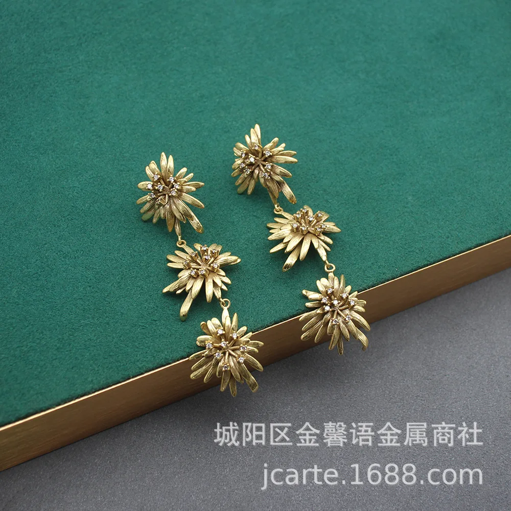 Style Plain Gold Earrings Three-Dimensional Daisy Petal Earrings Shoulder-Hugging Sunflower Earrings