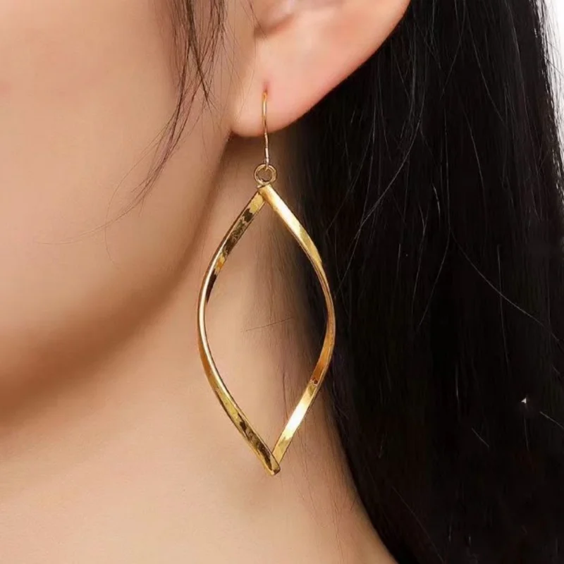 Korean Version Fashionable New Style Temperament Earrings Simple And Twisted Diamond Shaped Personalized Exaggerated Earrings