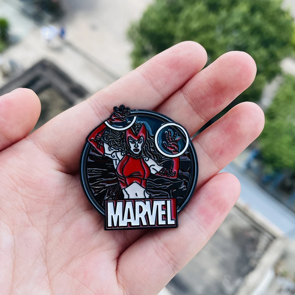 مارفل القرمزي الساحرة المينا التلبيب بروش دبابيس فيلم شخصية واندا Maximoff شارة مجوهرات اكسسوارات للنساء فتاة مروحة هدية