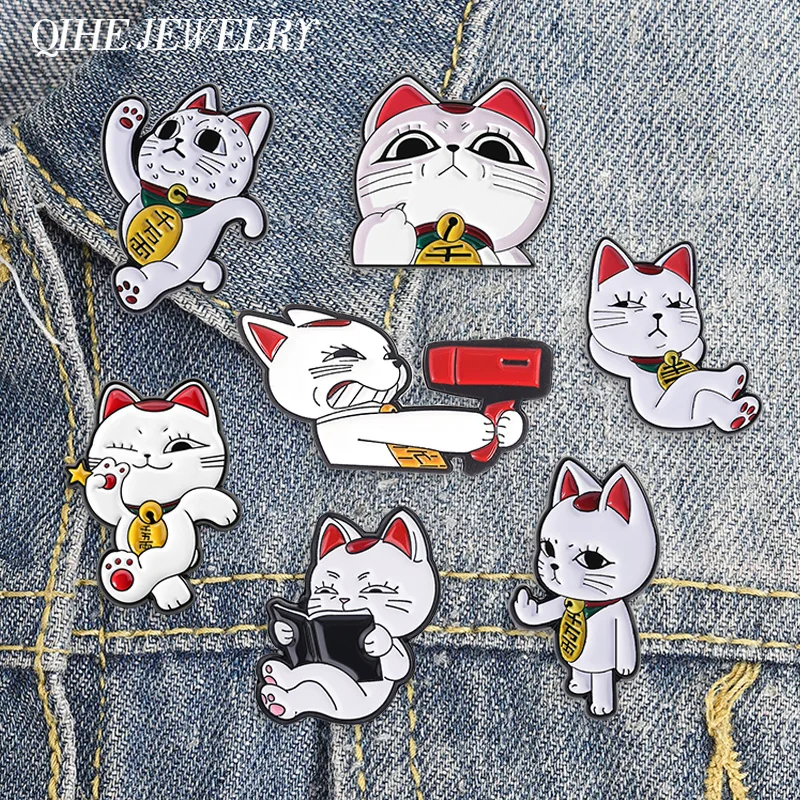 Anime Turbo Granny Katzen-Kollektion Emaille-Pin Glückskatze Lesende Wildkatze mit Rotem Haartrockner Brosche Taschen-Abzeichen Schmuck Geschenk