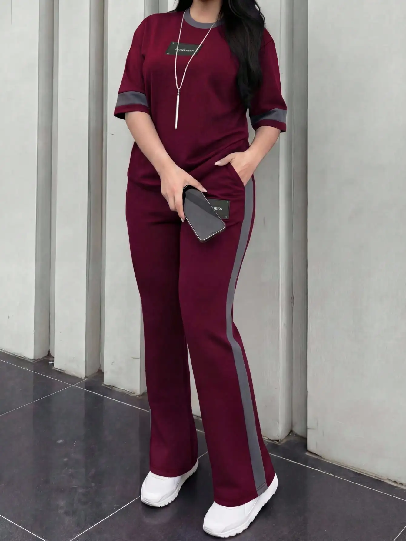 Women's Color-Blocked Two-Piece Sports Set, Round-Neck Short-Sleeve T-Shirt with Letter Patches and Side Stripes, Flared Pants, Loose Casual Loungewear Set with Pockets, Suitable for Multiple Occasions, Including Home,