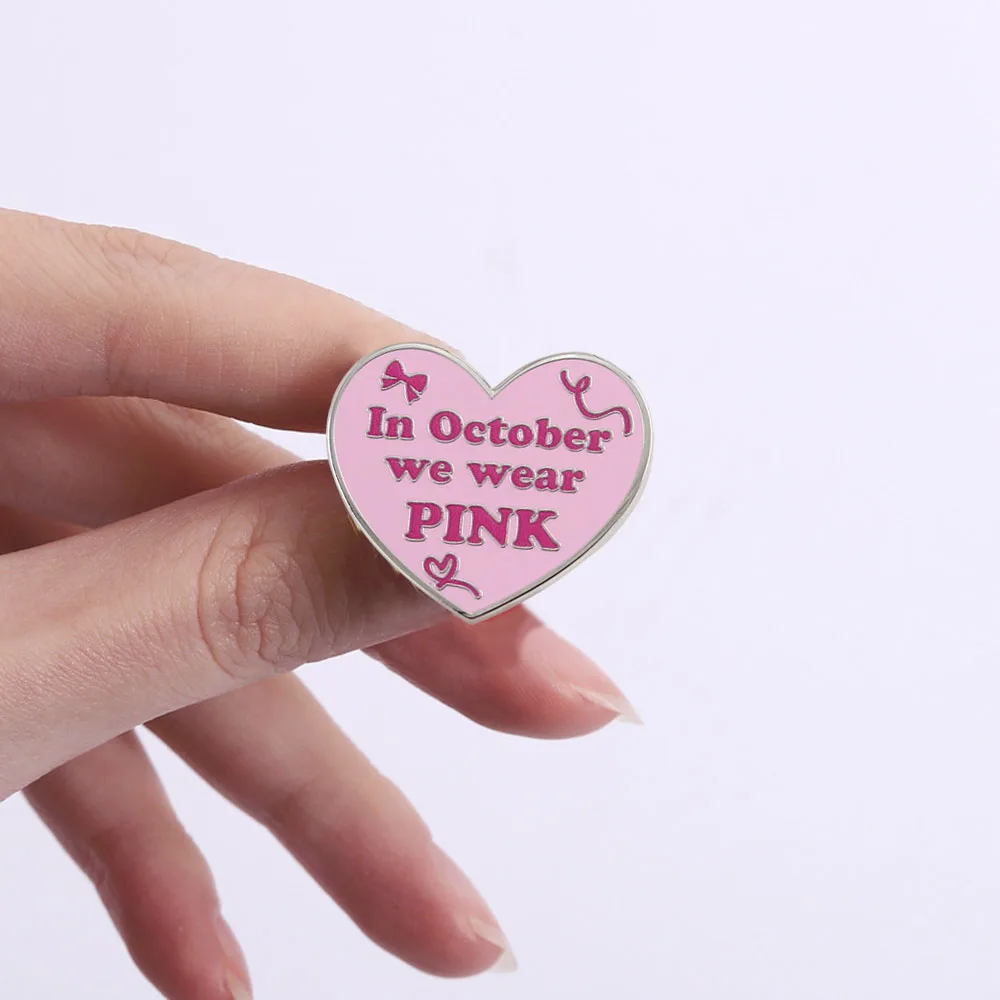 Im Oktober tragen wir rosa Emaille-Pins, Broschen, rosa Herz-Bänder, Abzeichen zur Aufklärung über Brustkrebs und Anstecknadeln für Patientenbetreuung. – Detail 4
