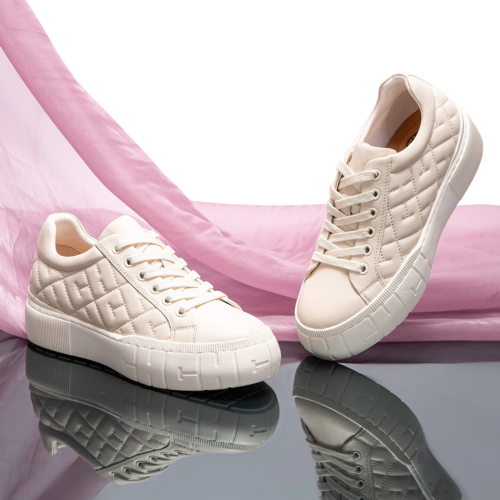 Women's Casual Board Shoes Featured design of the shoe injects fashionable vitality into the daily travelling students  children