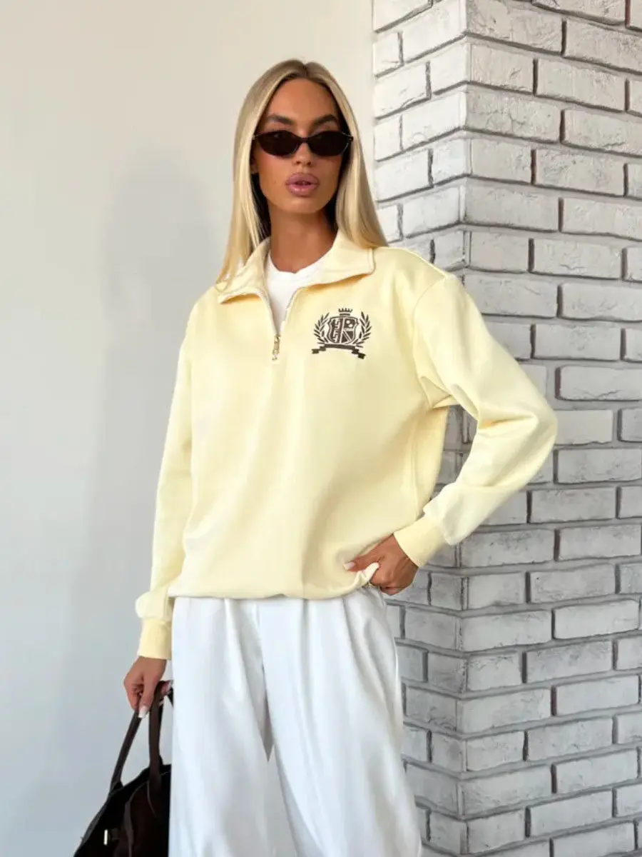 เสื้อสเวตเชิ้ตพิมพ์ลายตัวอักษรสไตล์เรโทรแบบอเมริกันคลาสสิก ปกคอปกแบบพับได้ ซิปครึ่งตัว เสื้อเชิ้ตลำลองสไตล์วิทยาลัยสำหรับผู้หญิง