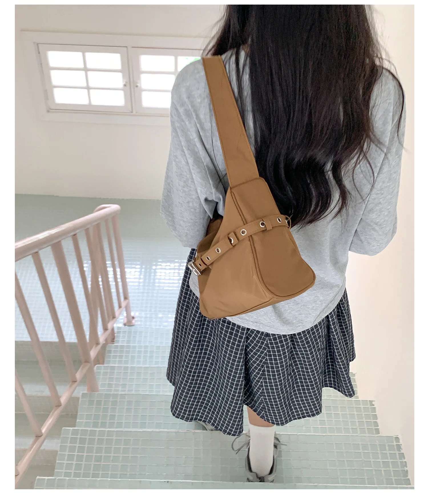 حقائب كتف جديدة ذات سعة كبيرة لعام 2025 حقائب يد نسائية بسيطة بلون سادة من النايلون بتصميم متخصص حقيبة تحت الإبط للسيدات