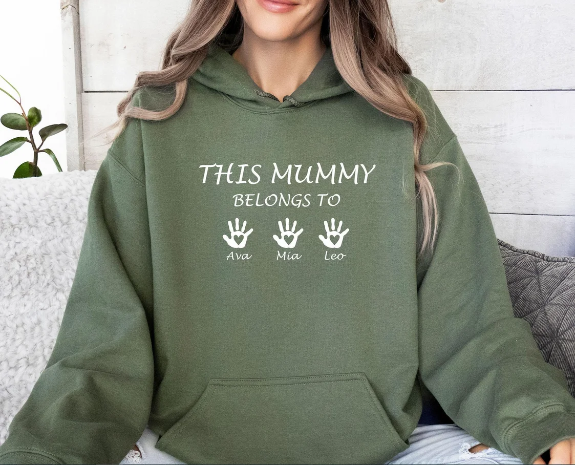 มัมมี่คนนี้เป็นของ, Custom Mama Hoodie, ของขวัญมัมมี่ส่วนบุคคล, ของขวัญแม่ใหม่, ของขวัญวันแม่, เสื้อฮู้ดวันแม่, ของขวัญวันเกิด