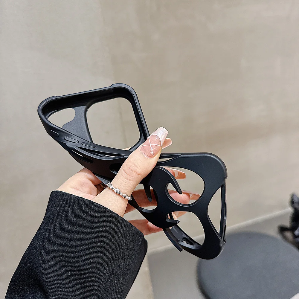 Funda de teléfono con llama de fuego ahuecada a la moda para iPhone 17 Air 16 15 14 13 12 11 Pro Max Cool Boy Girl, funda suave galvanizada plateada