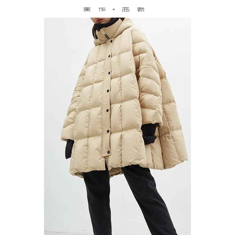 Riempito con piumino d'anatra bianco da 240 g ~ Piumino stile mantello ispirato al design Cappotto di media lunghezza a trapezio Nuovi abiti da donna 2025 Inverno