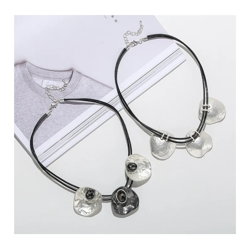 

Short Necklace Exaggerated Personality Fashion Versatile Geometric Disc Diamond Pendant Female Alloy Collarbone Chain