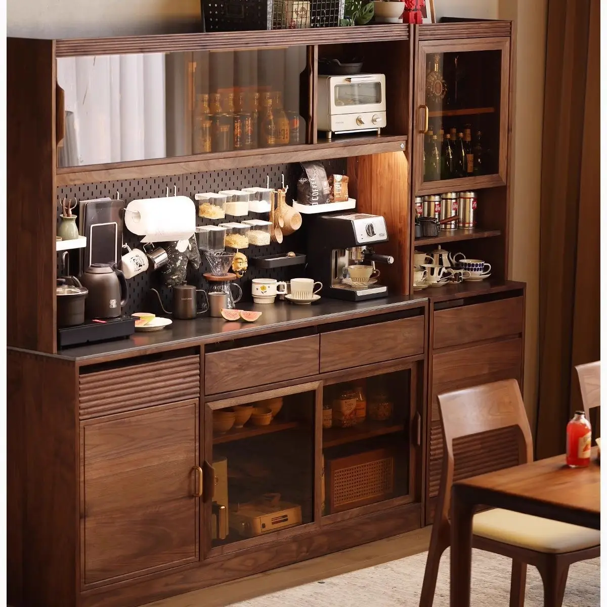 Armadietto laterale in noce nera nordica per riporre il ristorante domestico