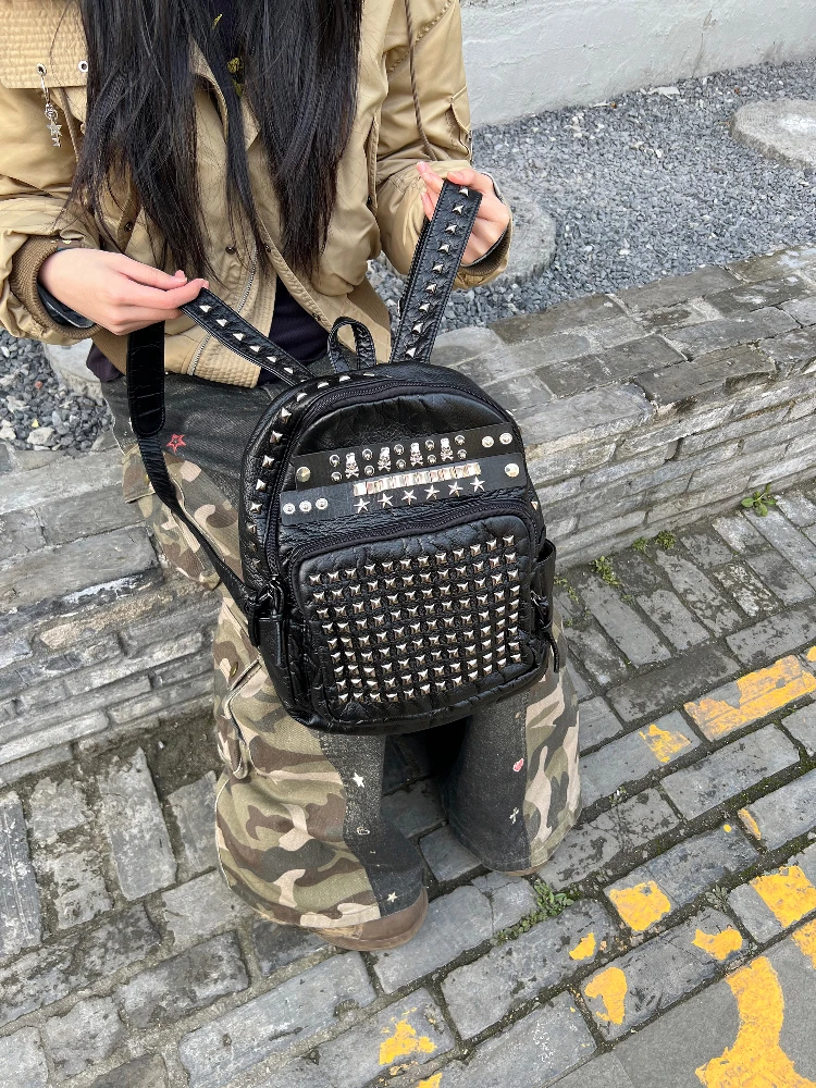 

Американская ретро оригинальная женская сумка в мотоциклетном стиле в стиле панк, персонализированные нишевые рюкзаки с металлическими заклепками и украшением для женщин, модные