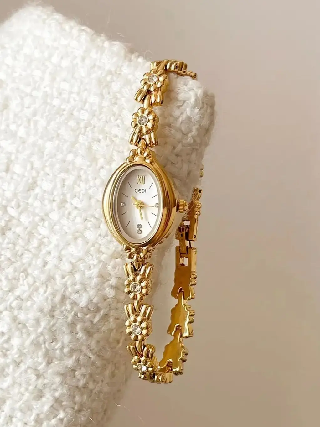 

Luxury Vintage Woman' Watch with Diamond-Set Small Dial Water-Resistant Floral Bracelet Quartz Timepiece Premium Gift for Women