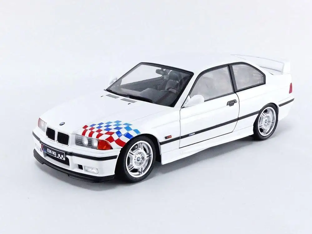 BMW E36 Coupe Beyaz: 1/18 Ölçekli Model Araba ile Gerçek Bir Koleksiyon Deneyimi