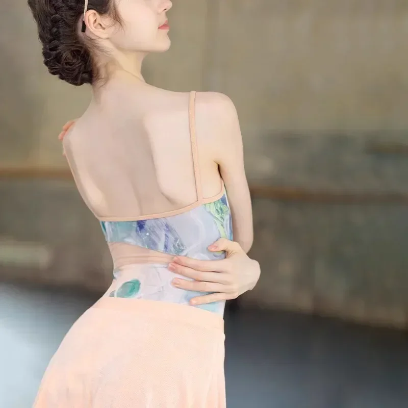 بدلة تدريب باليه مع حمالة وبدلة جسم مطبوعة، مجموعة بدلة تدريب باليه عالية المنشعب من Chen Xi للنساء