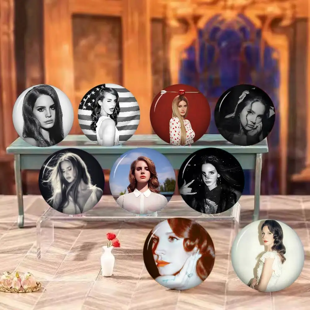 Broches de dibujos animados de la cantante popular Lana Del Rey, insignias de anime, broches redondos hechos a mano, pines de solapa, joyería para mochilas, ropa y regalos