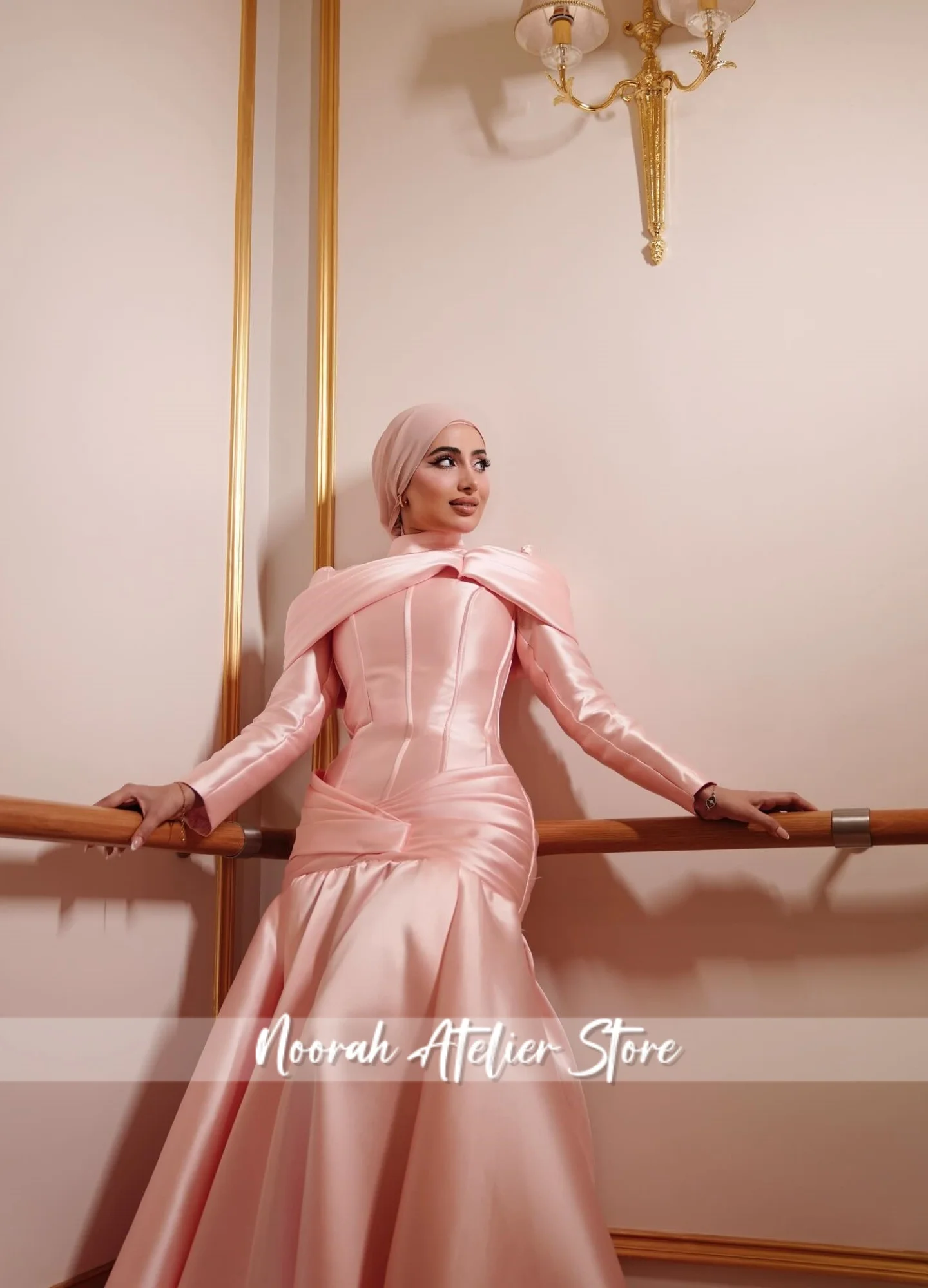 2025年ドバイ クレープ セレブリティドレス プロムガウン ベスティドス カスタマイズ 新しいスイートピンク ホルターフラワー ラグジュアリー レディースイブニングドレス