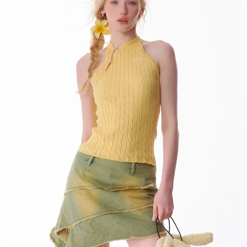 

Женский желтый вязаный топ-халтер с воротником-стойкой и пуговицами-лягушками, без рукавов