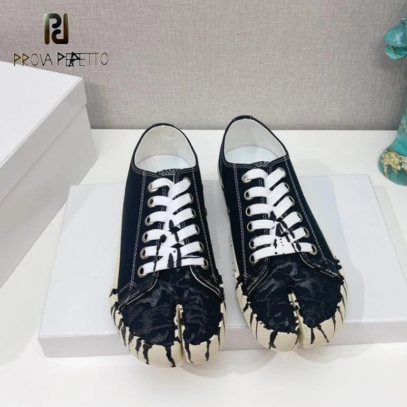 Canvas Split Toe Ladies Leisure Shoes Lace Up Flat Black White Leather Spring Summer Sapaots Designer Graffiti Sneakers