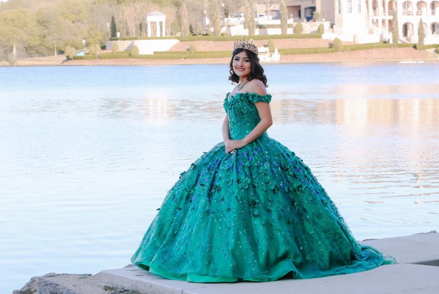 Lorencia-vestido verde brillante para quinceañera, traje de baile con hombros descubiertos, apliques con cuentas, estilo mexicano, YQD93, 2024