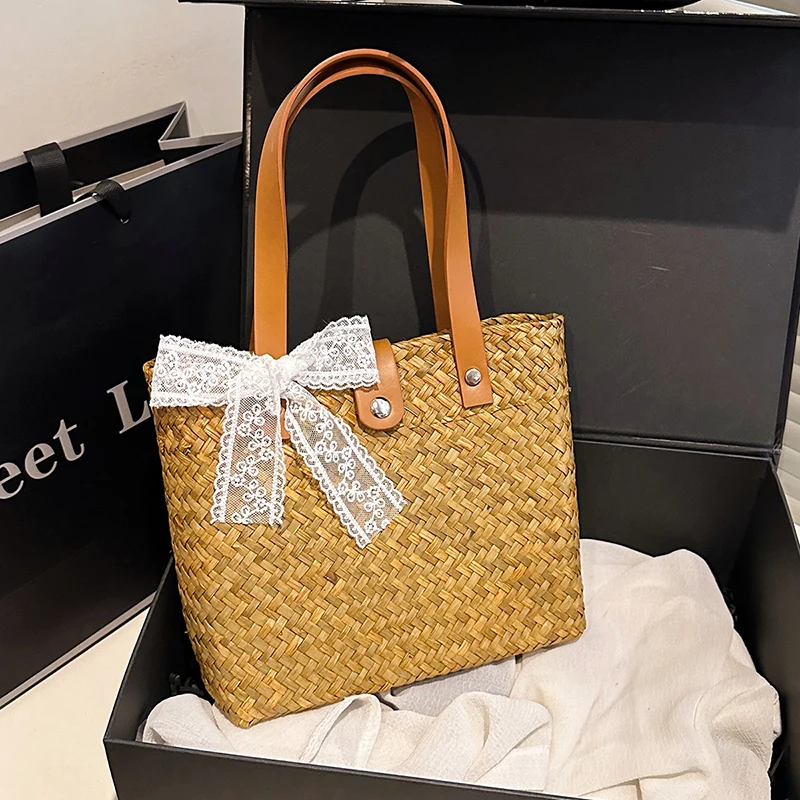 Летние незаменимые простые модные соломенные тканые квадратные сумки, однотонные застежки, свежие изысканные супер крутые сумки для женщин, новинка 2023 года