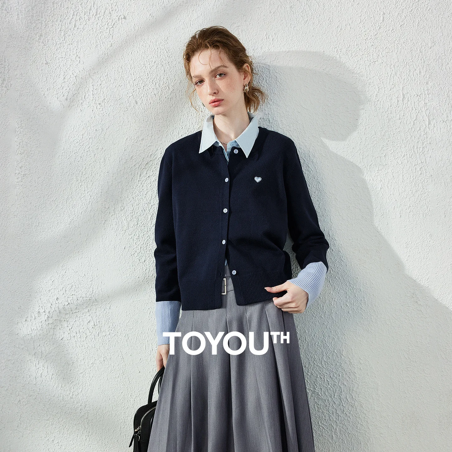 TOYOUTH Women's Knitwear 2026 Fall New Arrival Retro Slim-Fit Cardigan with Heart Embroidery Color-Block Sleeve and Warm Wool