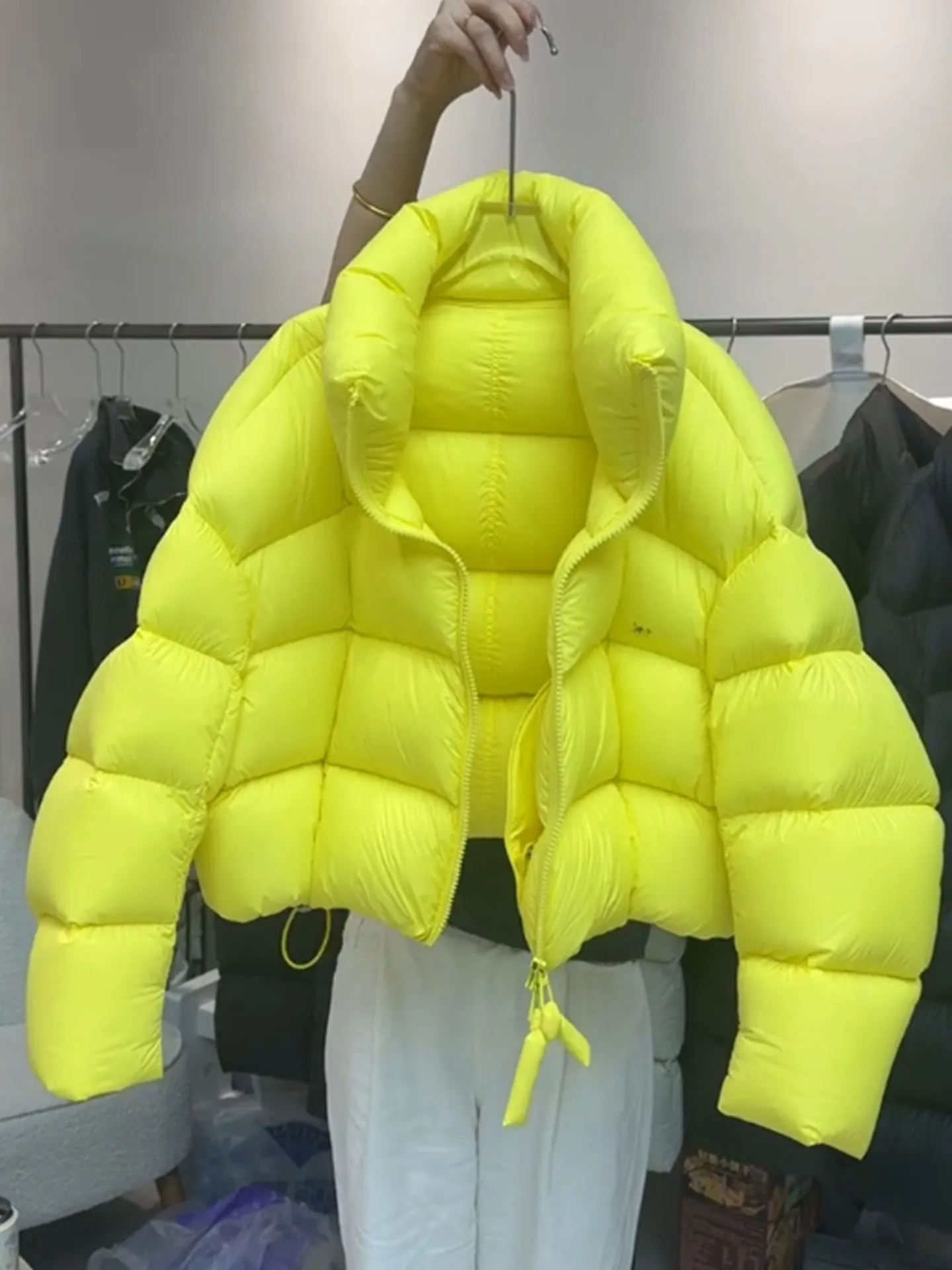 Kurtka puchowa damska zimowa, ciepła, ze stójką, żółta, typu chleb, z włókna poliestrowego, biały puch.