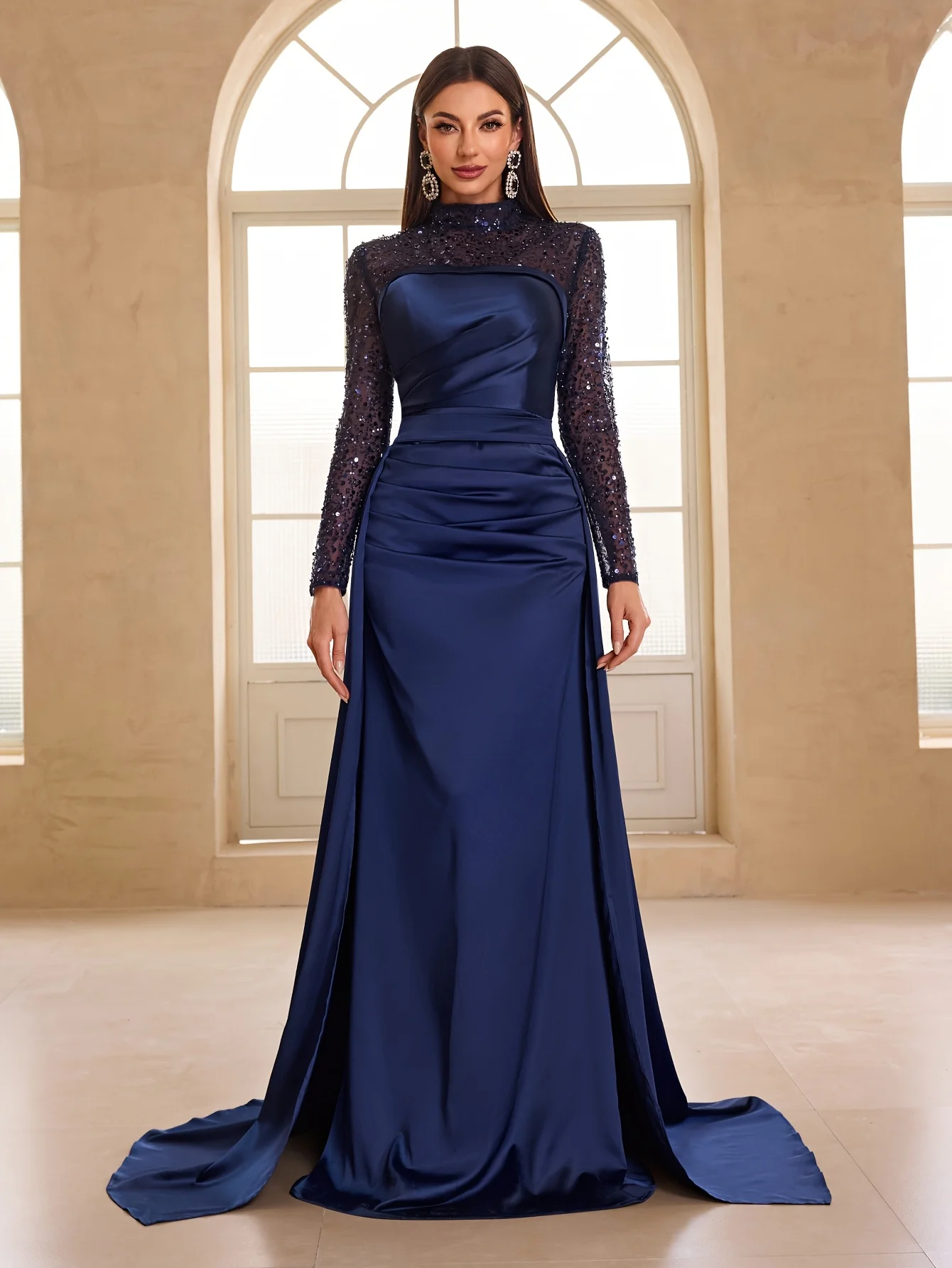 Vestido de noite elegante com gola alta 2025, vestido feminino de cetim azul marinho com mangas frisadas e cauda para festa de luxo personalizado