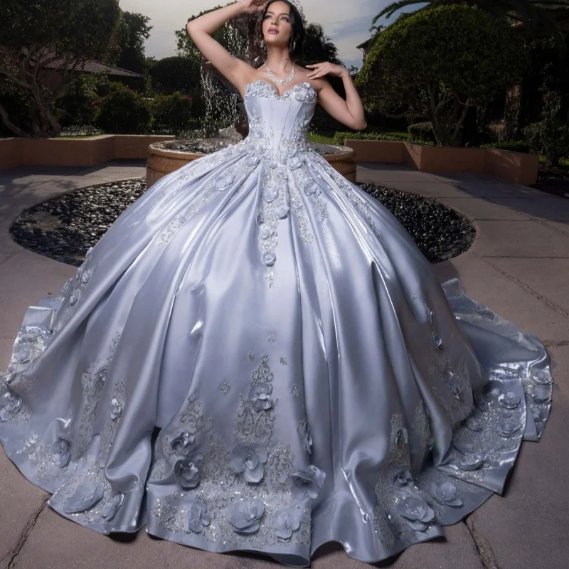 

Атласное серое платье для квинсеаньеры с открытыми плечами, блестящими аппликациями, длинным шлейфом и 3D цветами. Индивидуальный пошив.