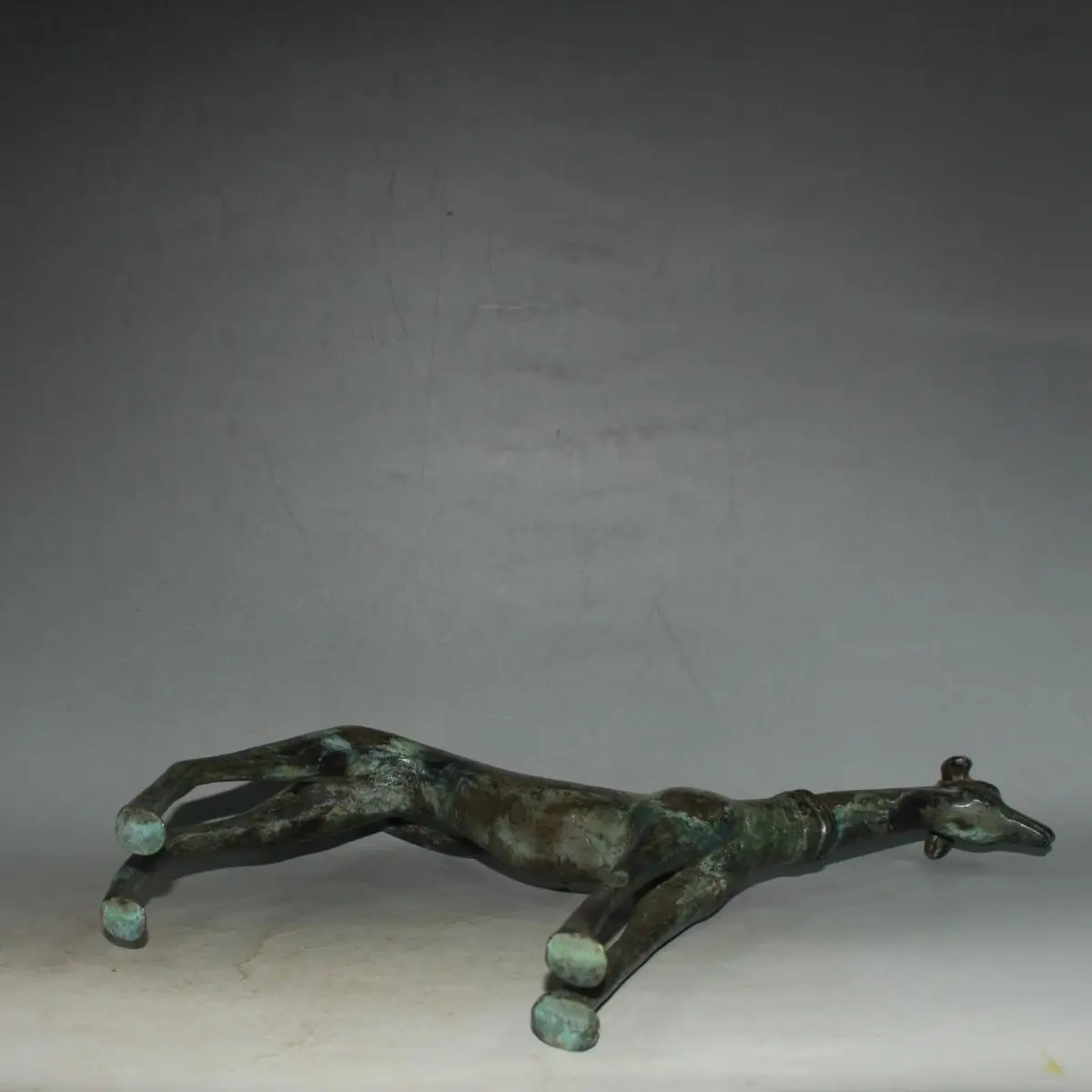 Early collection, brass imitation bronze dog ornament, 23 cm long, 4 cm wide, 22 cm high, weighing 753 grams