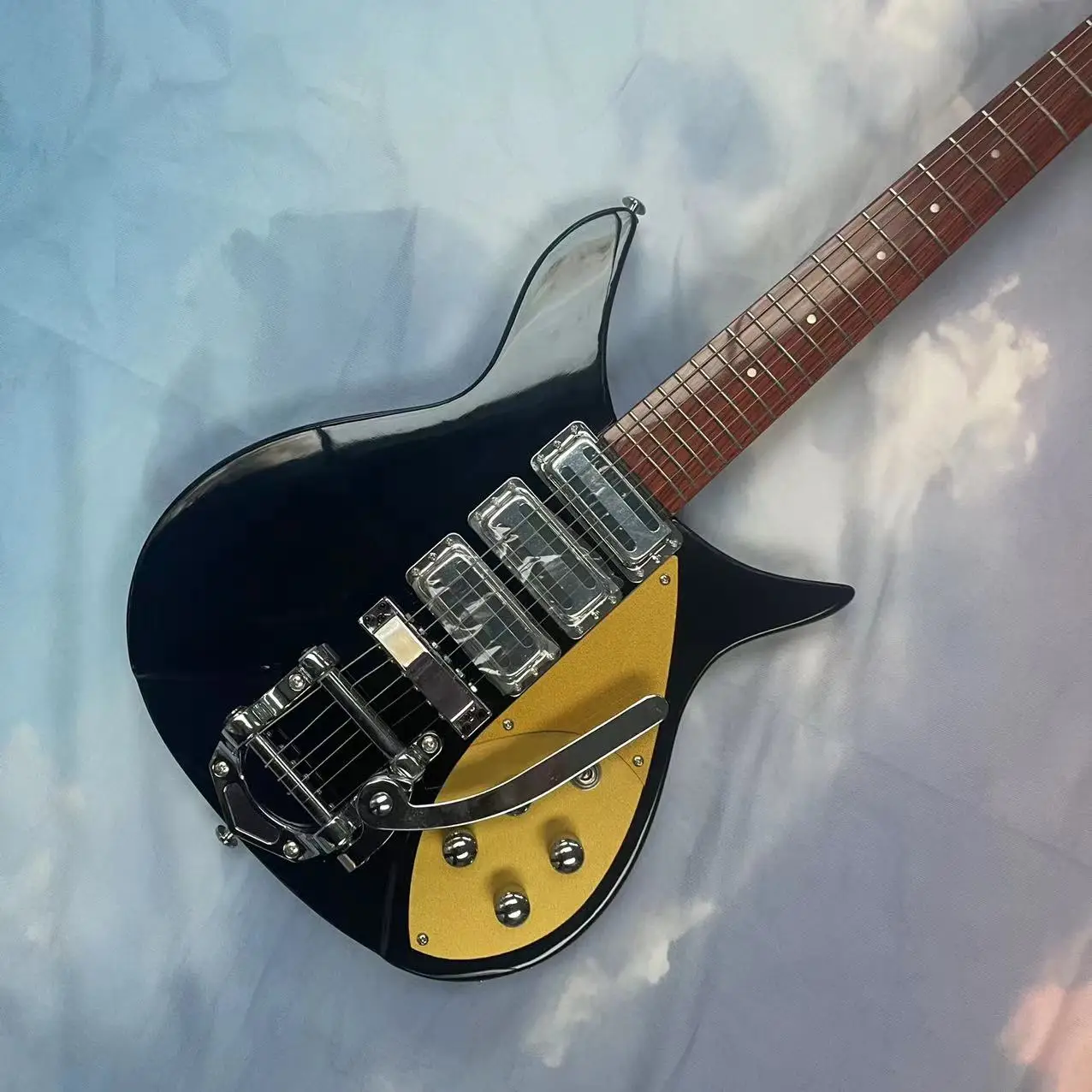 Rickenbacker electric guitar 6-string integrated electric guitar, black body, gold protective plate, high gloss, rose wood finge