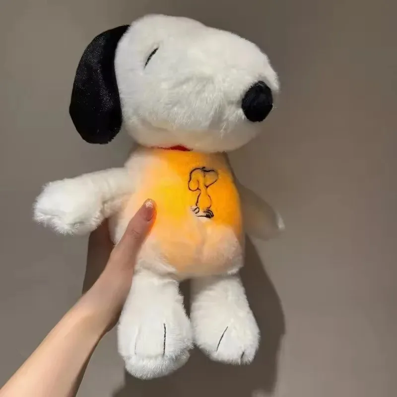 

Новая плюшевая игрушка-компаньон для сна в виде белой собачки Снупи с музыкой и светом, успокаивающая дыханием, сенсорная мягкая игрушка для детей, подарок