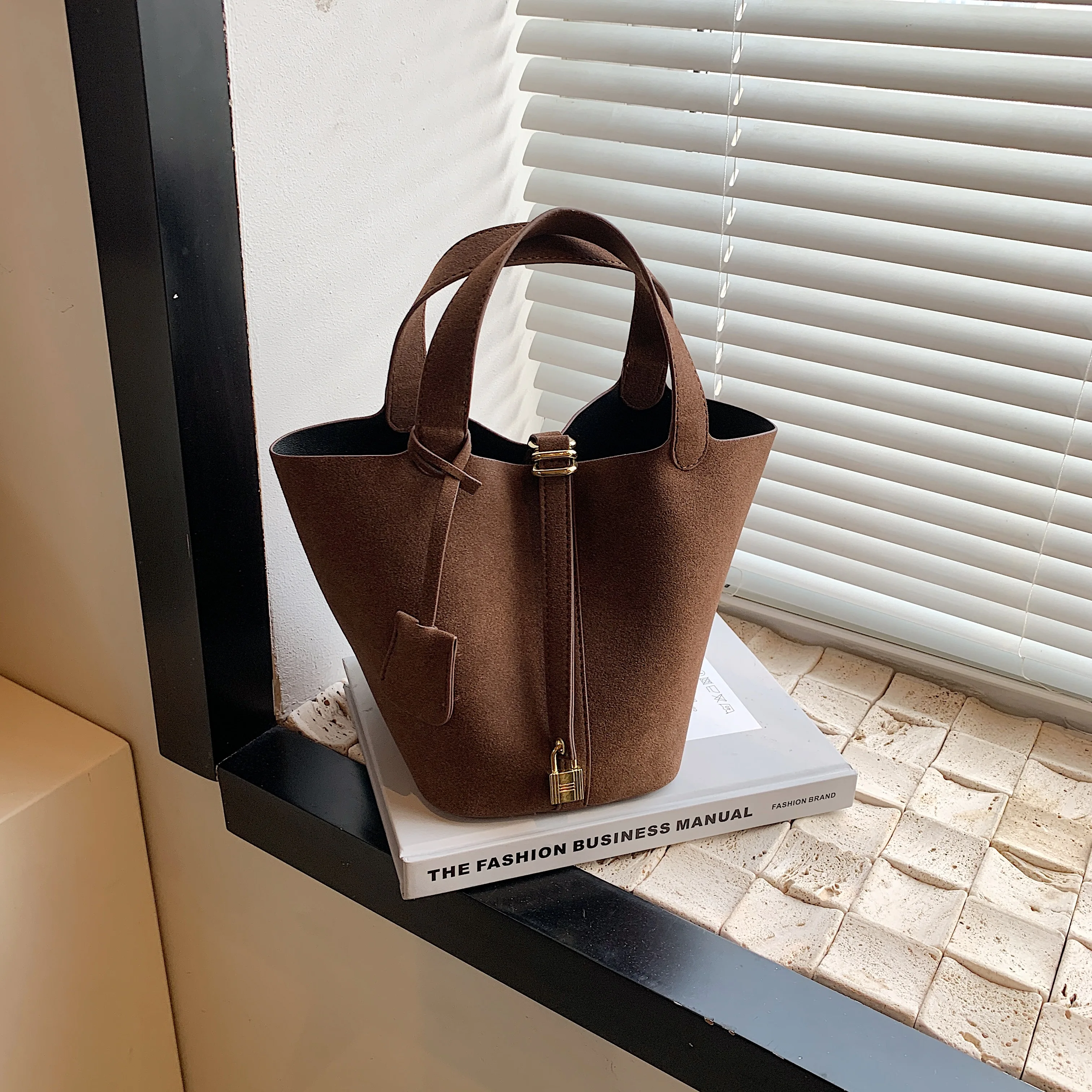 Frosted leather bucket bag retro strap casual fashion small lock accessories hand-held oblique span baozi mother bag