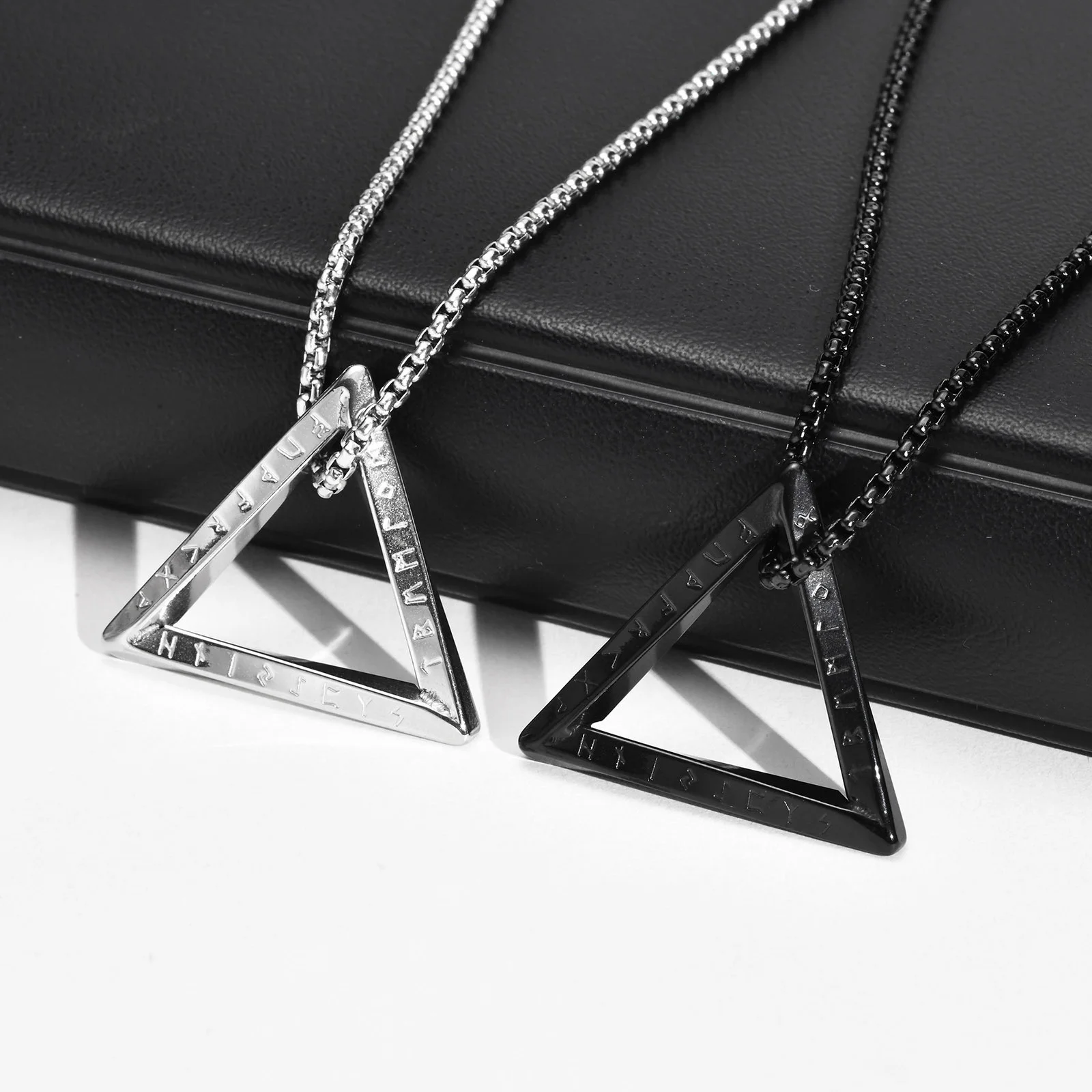 Nordische Wikinger-Halsketten für Herren für Jungen, wasserdichter dreieckiger geometrischer Anhänger aus Edelstahl, Amulett-Kragen, 55/60/70 cm Kastenkette – Detail 4
