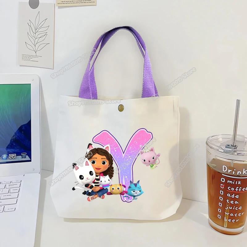 กระเป๋าถือผ้าแคนวาสลายการ์ตูนแมวน่ารัก ตัวอักษร A-Z สำหรับผู้หญิง ยี่ห้อ Gabbys Dollhouse ใช้ได้หลายแบบ ทั้งแบบถือและสะพาย สำหรับเดินทางและช้อปปิ้ง