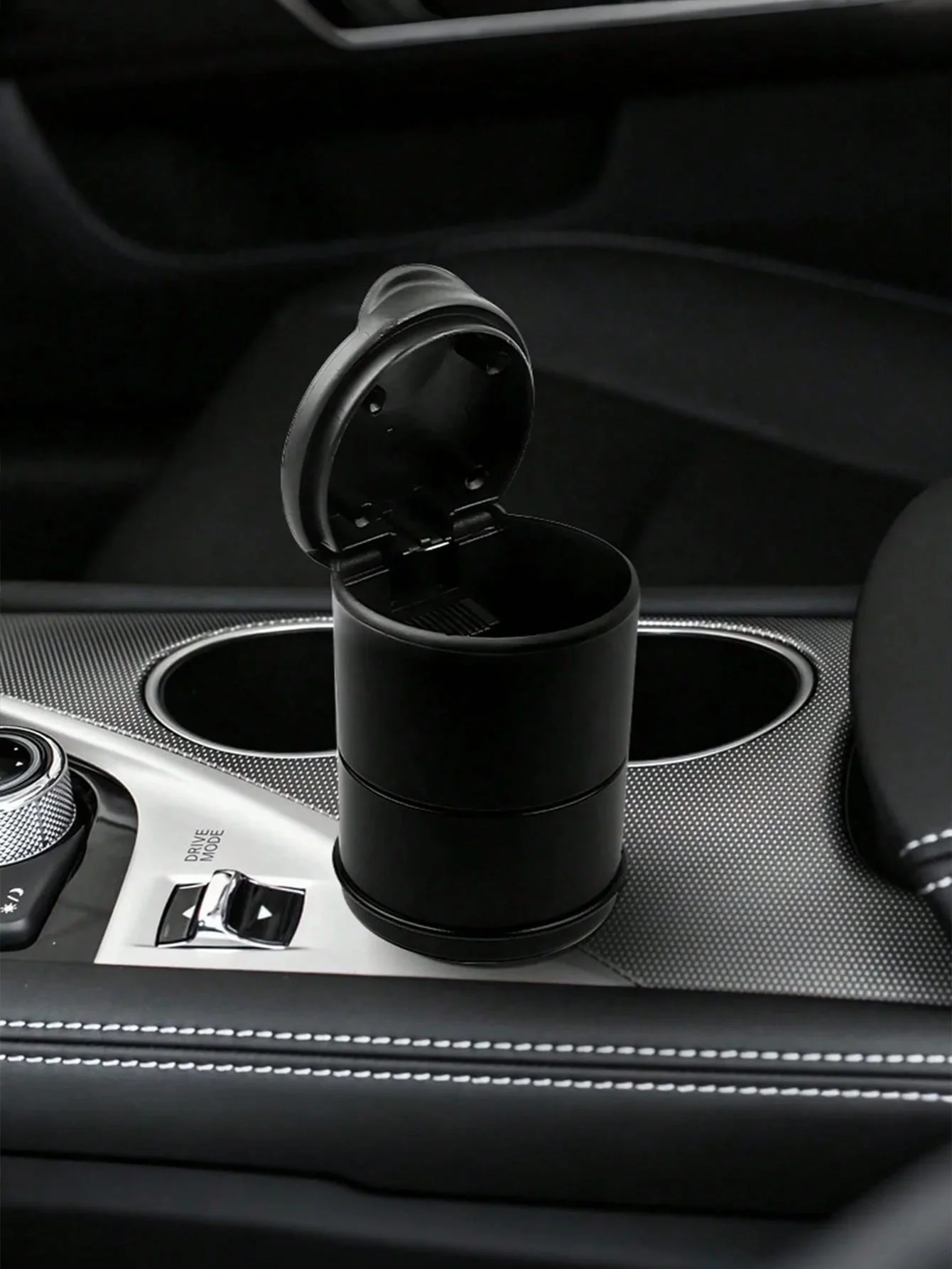 منفضة سجائر السيارة المحمولة ذات الغطاء القابل للطي - منفضة سجائر السيارة المقاومة للهب، متعددة الوظائف (علبة القمامة، صندوق العملات المعدنية، صندوق السيجار وكوب الرماد)، متينة