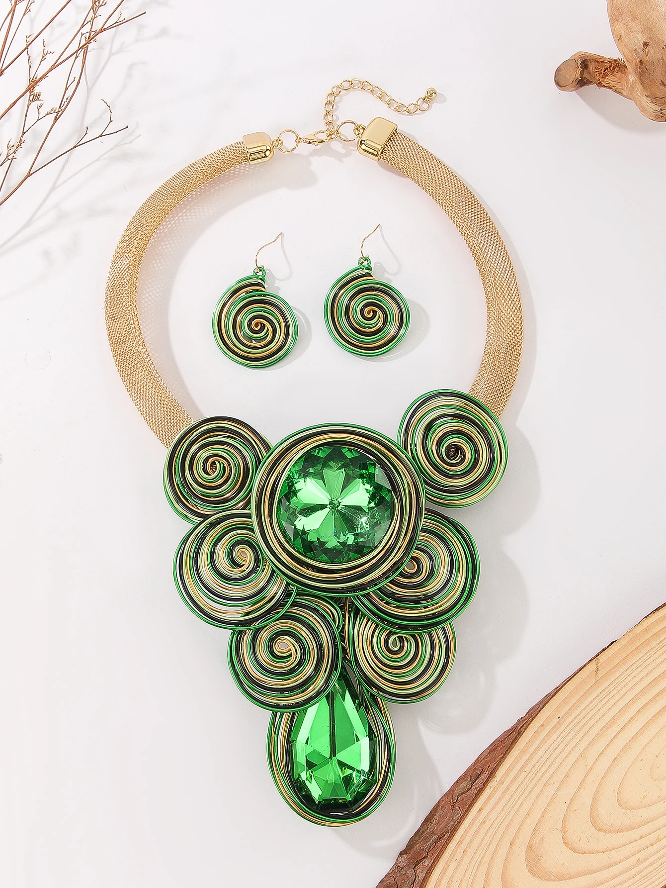 

A set of new green jewelry, stylish teardrop crystal gemstone aluminum wire woven large necklace and earrings