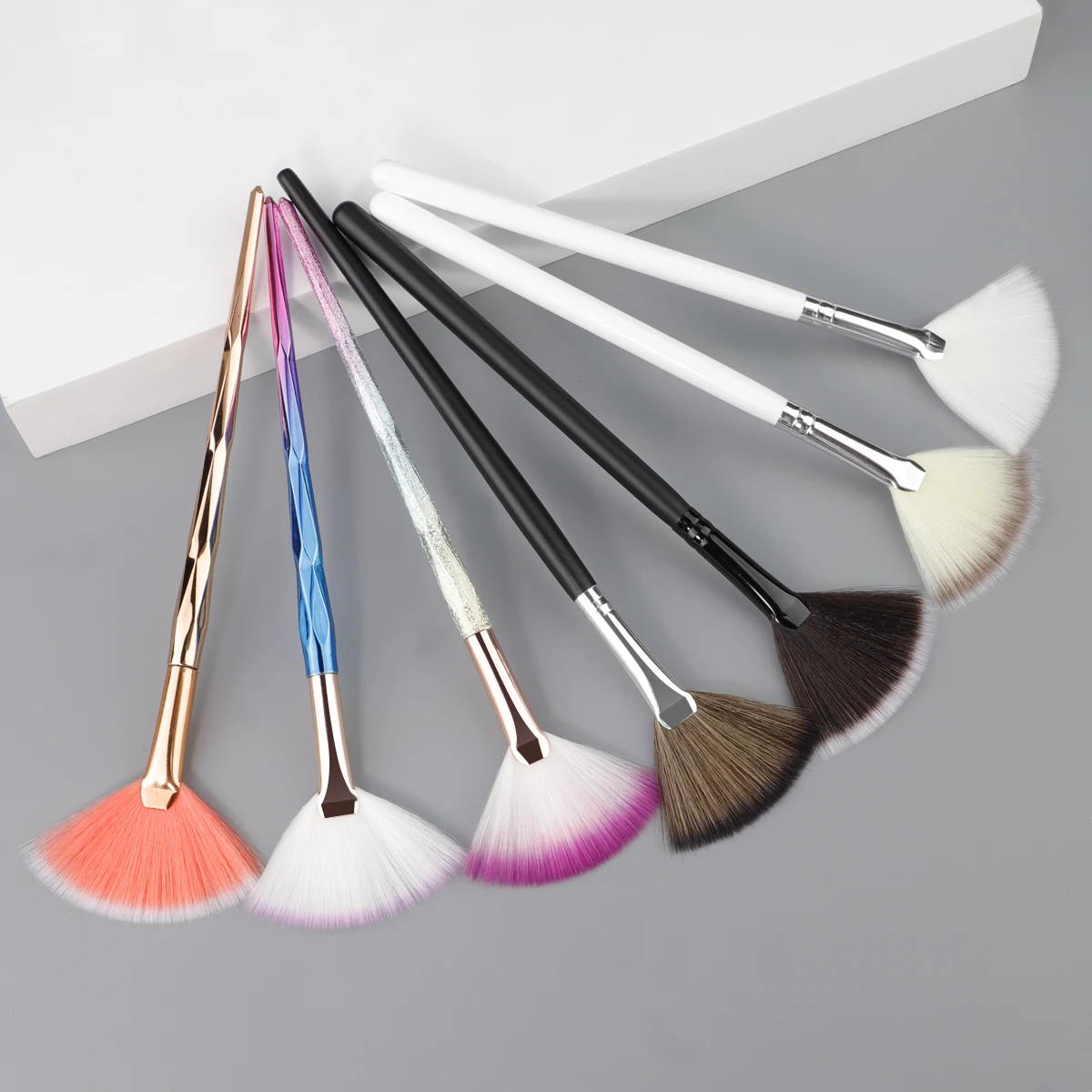 1 pçs novos pincéis faciais práticos ventilador pincéis de maquiagem macio portátil máscara escovas ferramentas cosméticas para senhoras meninas prego charme beleza