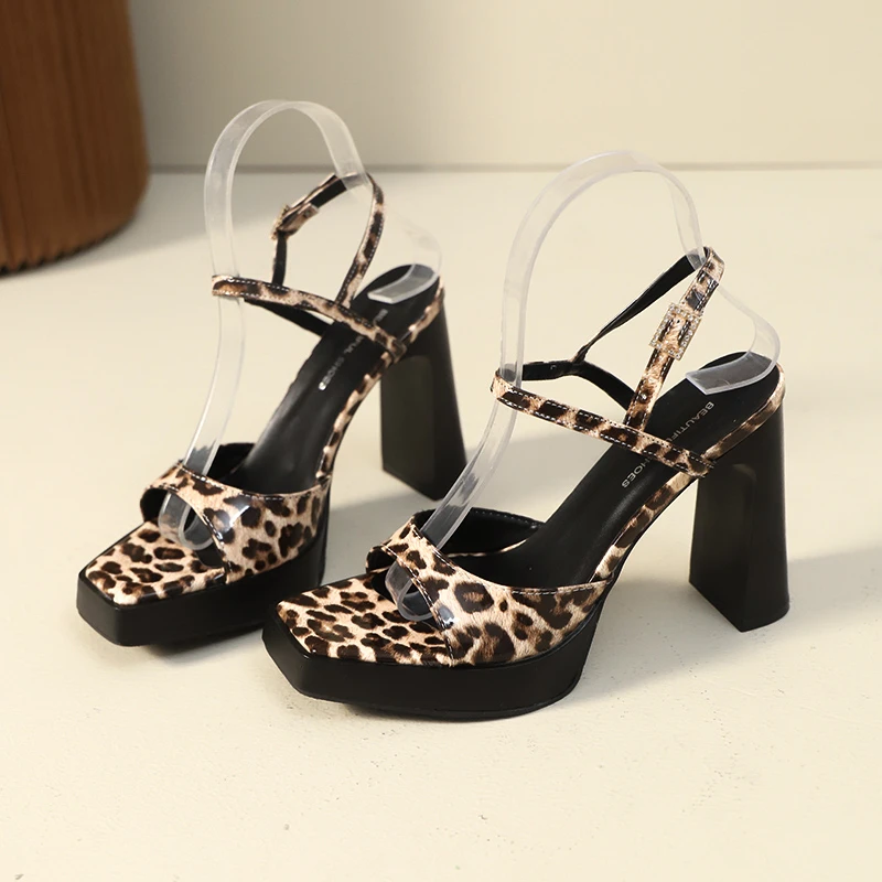 

Женские босоножки на каблуке с квадратным носком, леопардовая обувь на платформе, женские шлепанцы с открытой пяткой, трендовые летние модельные туфли 2025, неглубокие сандалии