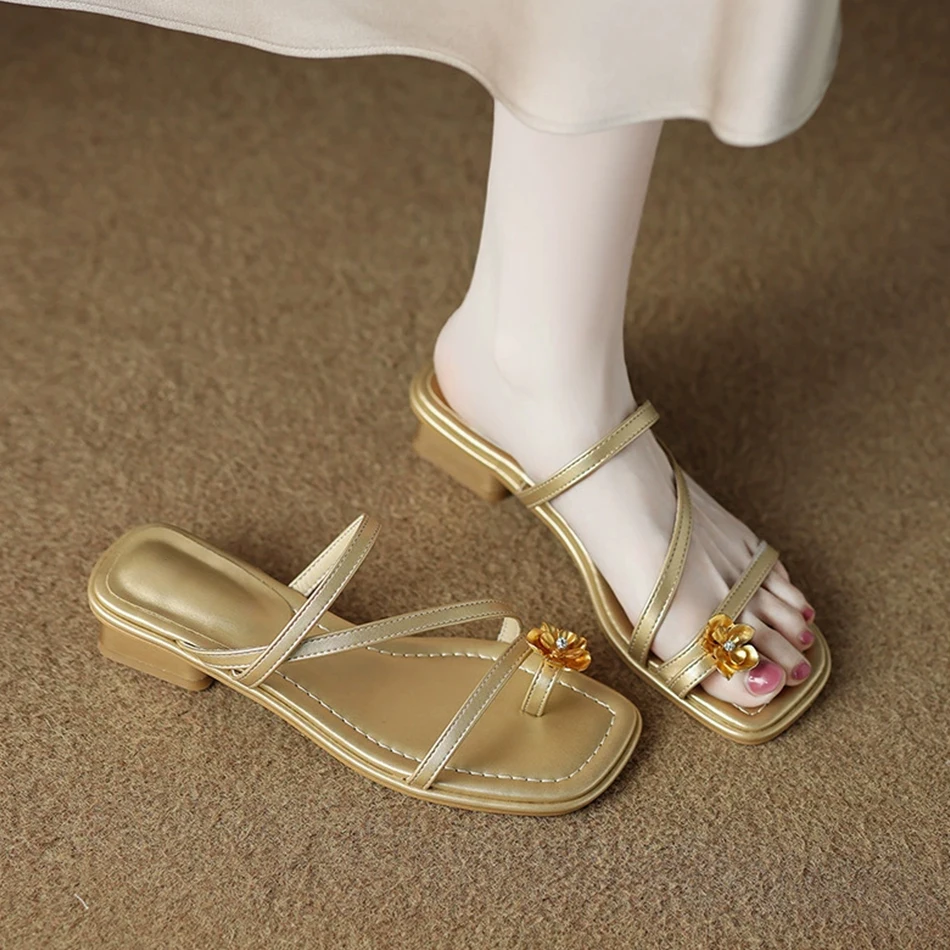 

Босоножки полудраговые для верхней одежды, модная женская обувь, новый стиль 2025 года, не терящие на ноги, шлепанцы на низком каблуке.