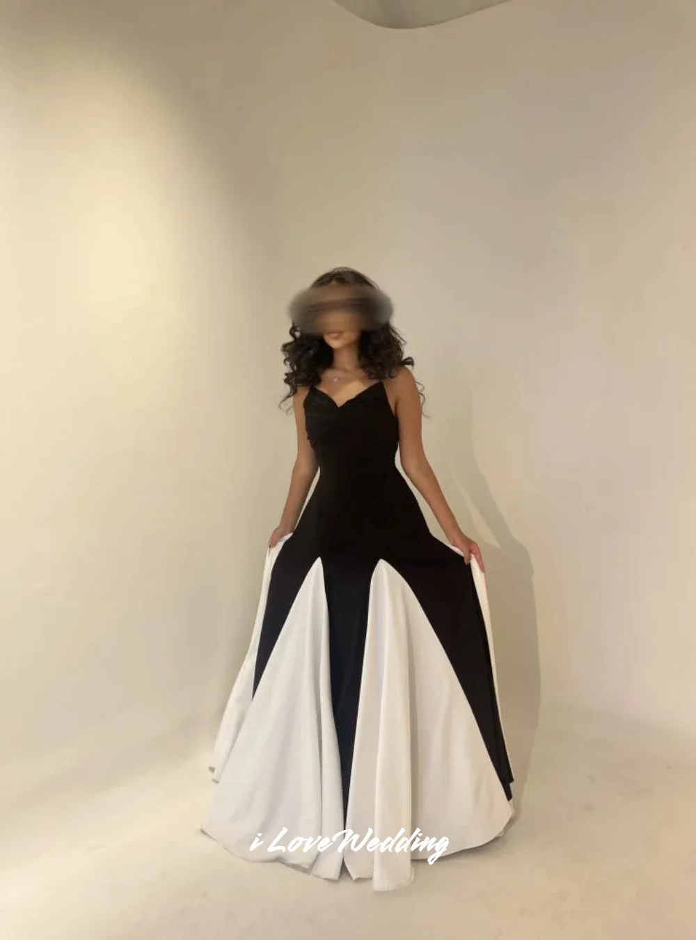 امرأة على شكل حرف v فساتين لحضور الحفلات الموسيقية 2025 ساتان بدون أكمام على شكل حرف a أسود أبيض أنيق مطوي طول الأرض فساتين حفلات الزفاف حسب الطلب