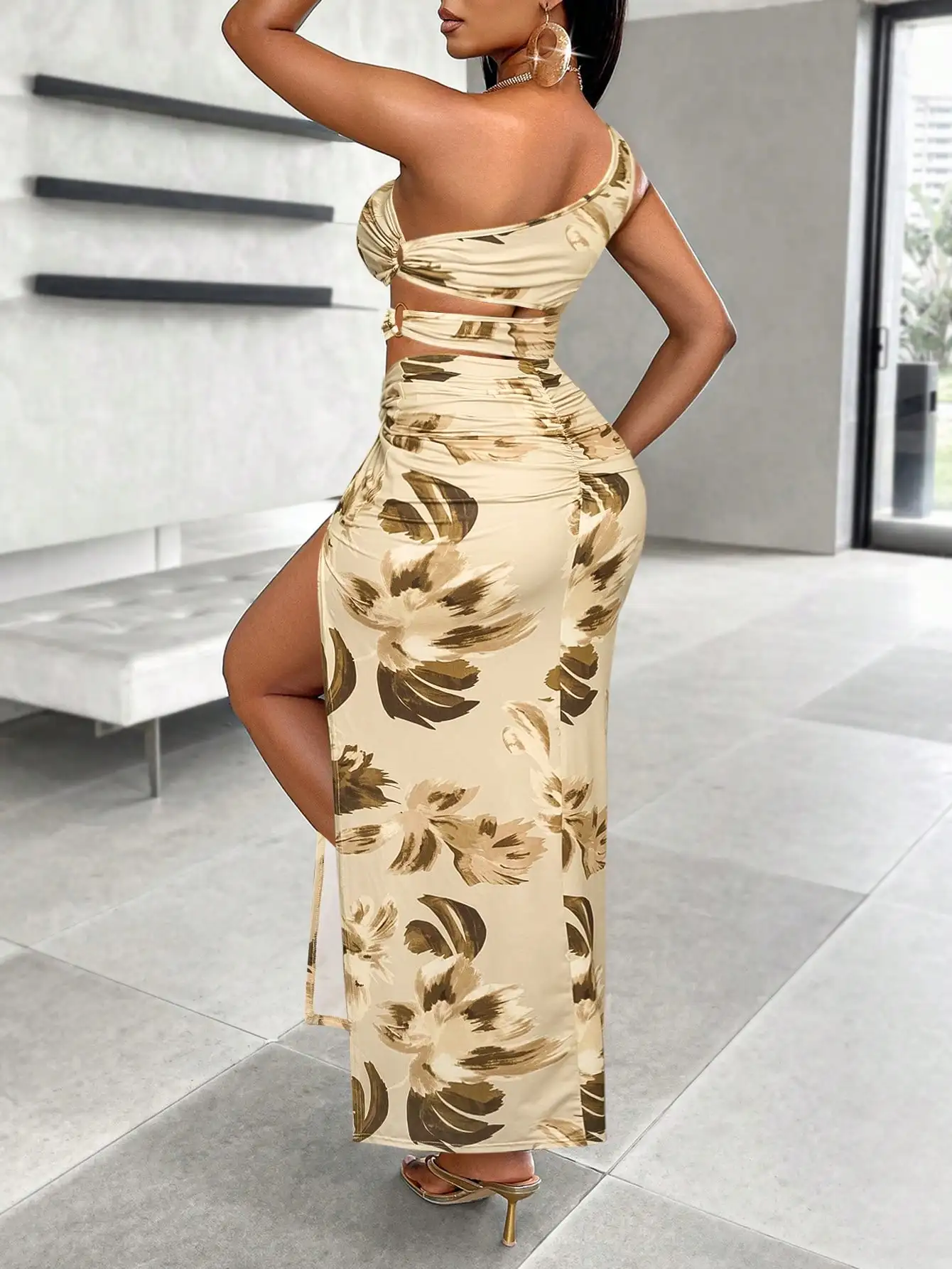 BWQ Vestido ajustado con abertura frontal y estampado floral sexy para mujer con un hombro recortado y cintura calada decorada con metal
