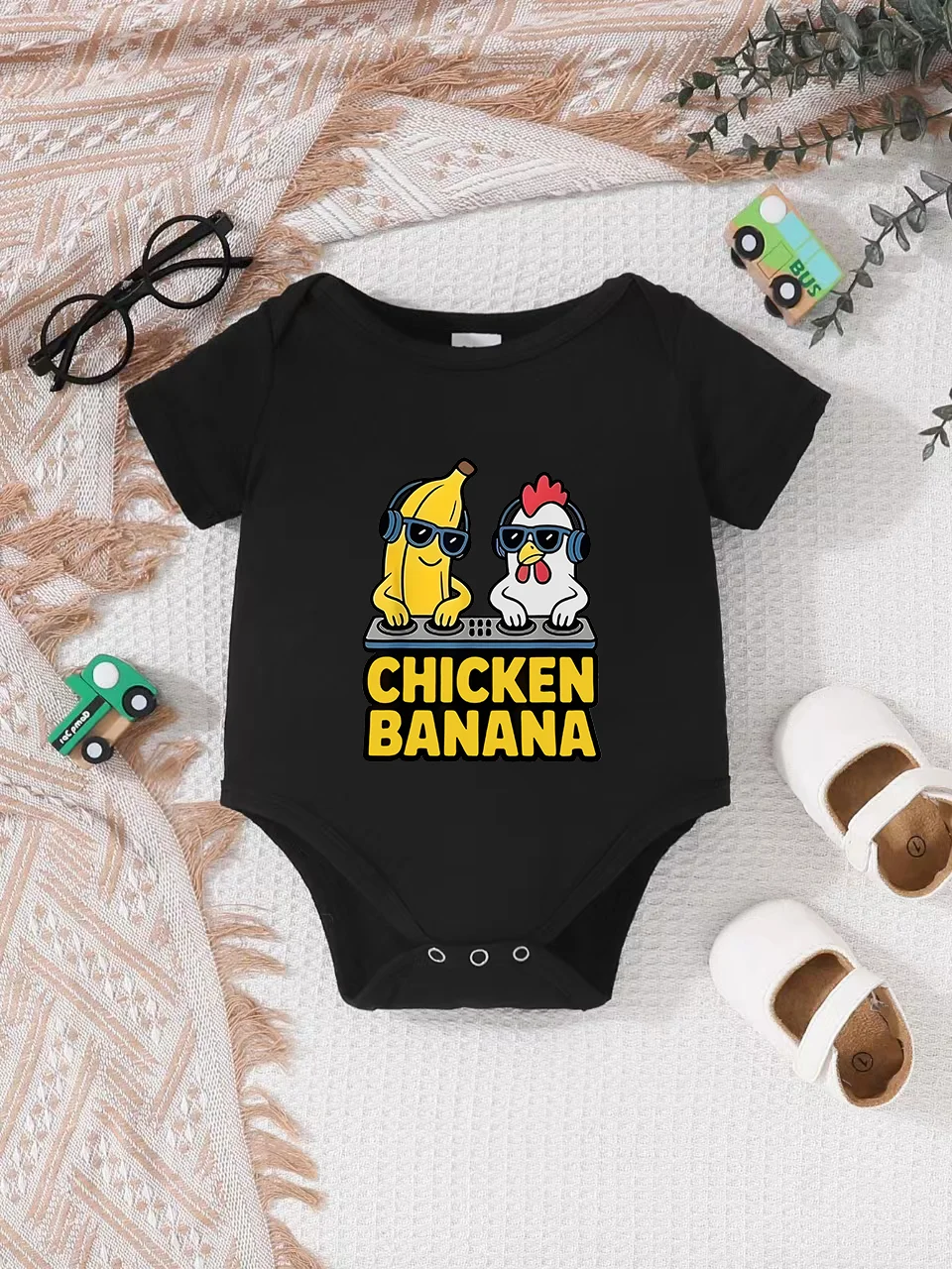 Baby short-sleeved triangle bodysuit, fun letter print, button design, easy to care for, suitable for new parents.