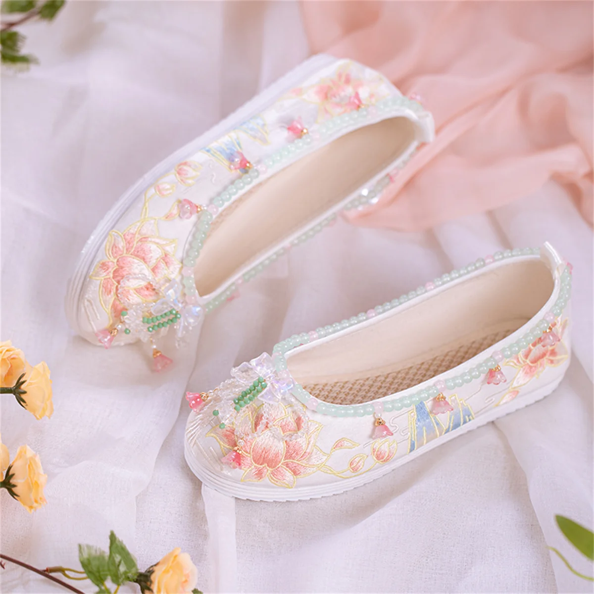 Chinese Vintage Style Lolita Girl Shoes Elegant Gentle Embroidery Lotus Vintage Beads Tassels Round Head Flat Bottom Hanfu Shoes