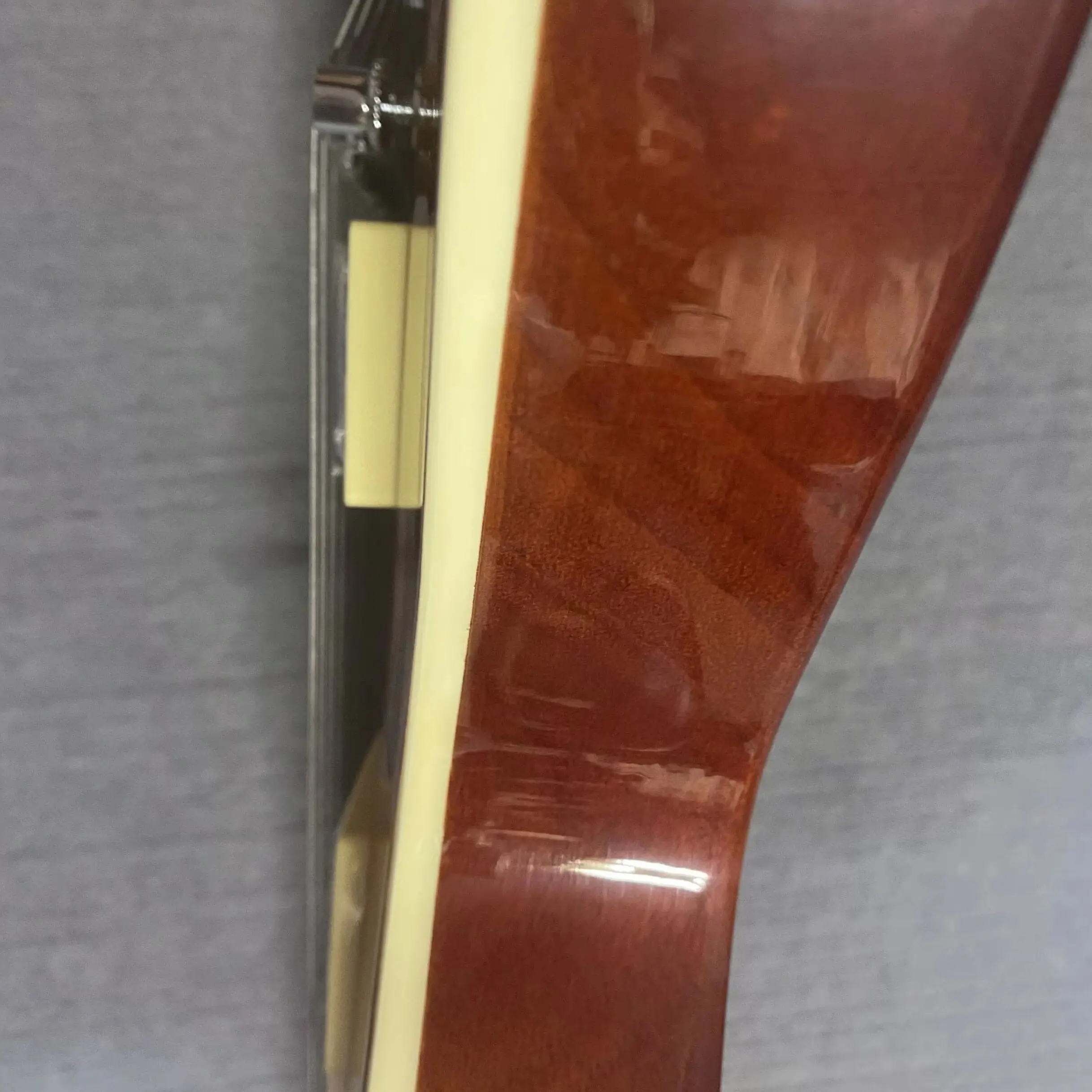 Red and yellow solid wood 48-hour express delivery of electric guitars with real pictures and video shooting. electric guitar