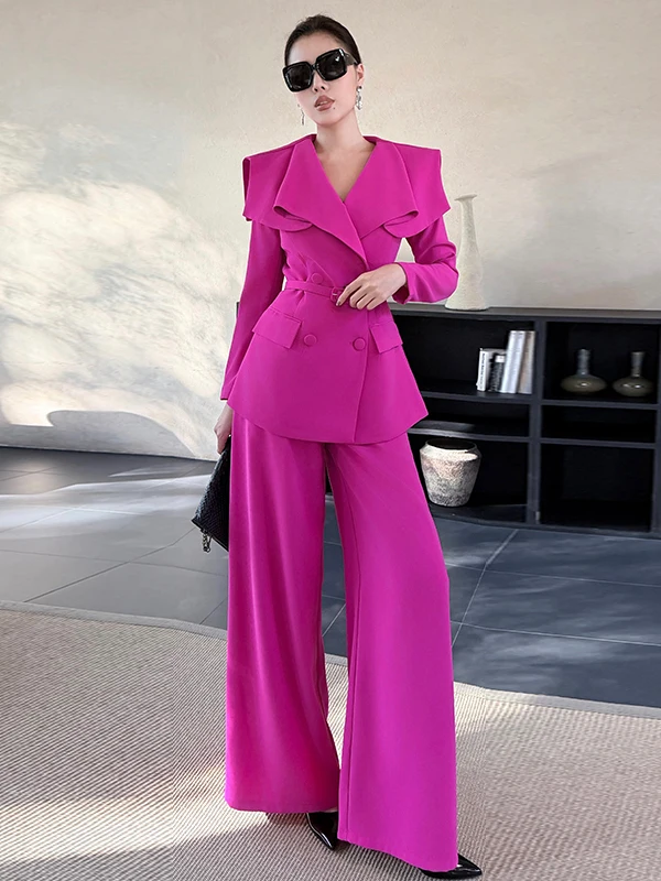 

Женский модный комплект Ele: приталенный пиджак с длинным рукавом и брюки с широкими штанинами на высокой талии. Новинка осенне-зимнего сезона. Комплект из двух предметов.