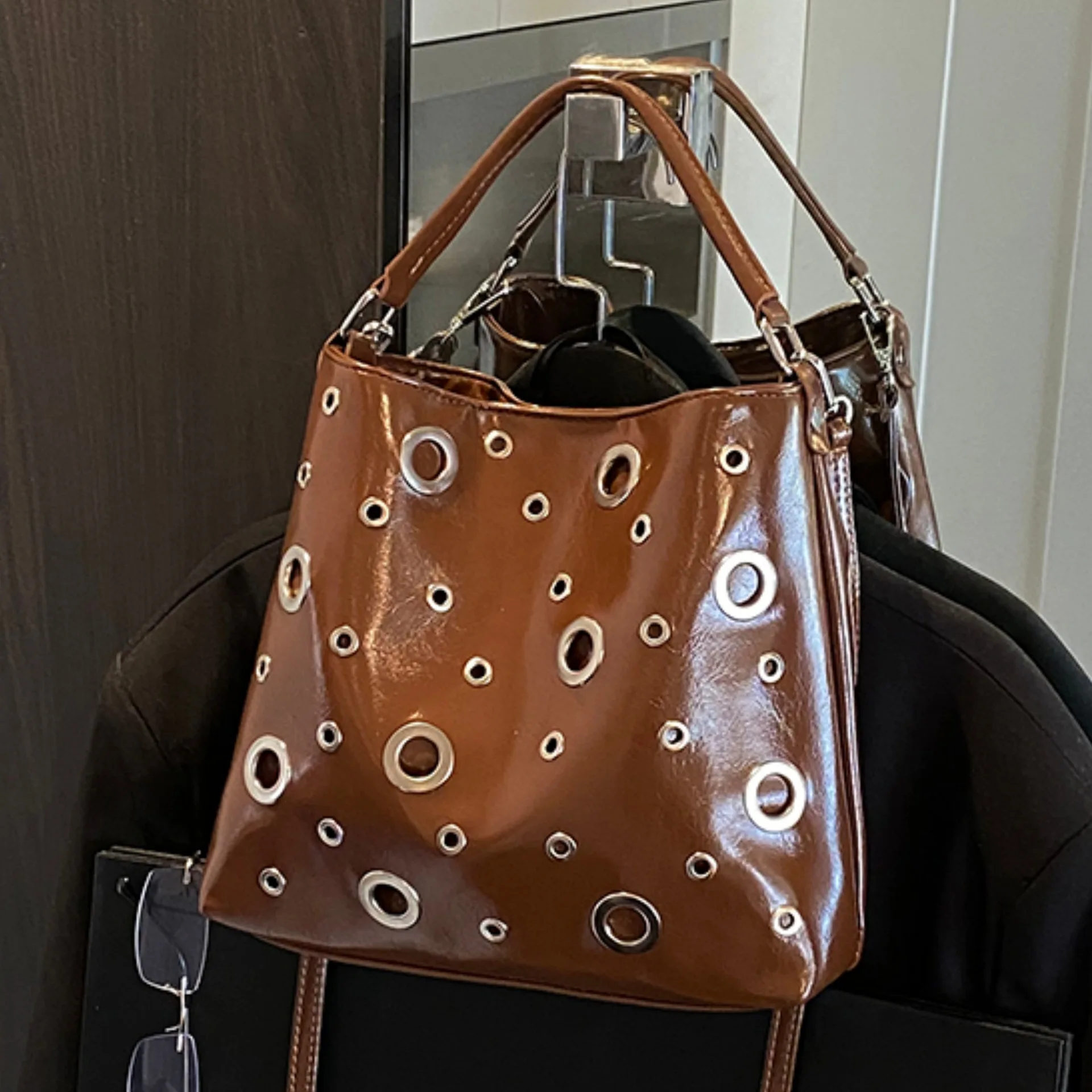 

Зимняя винтажная большая сумка 2025 года, нишевая сумка через плечо для женщин, минималистичная пригородная сумка через плечо, шикарная сумка «день-ночь», текстурированная