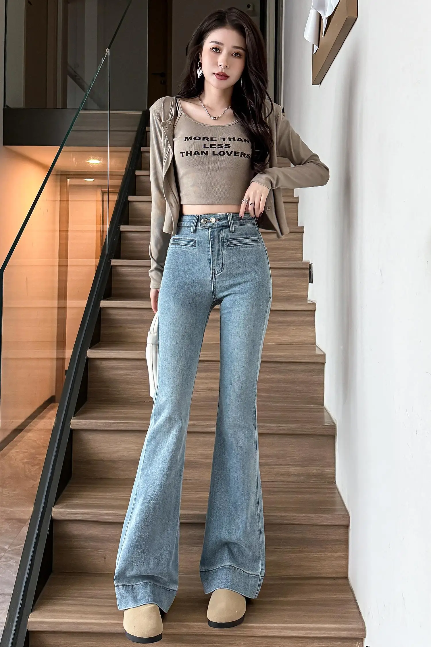 하이 스트리트 트렌드는 더블 버튼 데님과 플레어 바텀이다. 여성용 봄 신상 루즈 심플 편안한 스트레이트 레그 청바지