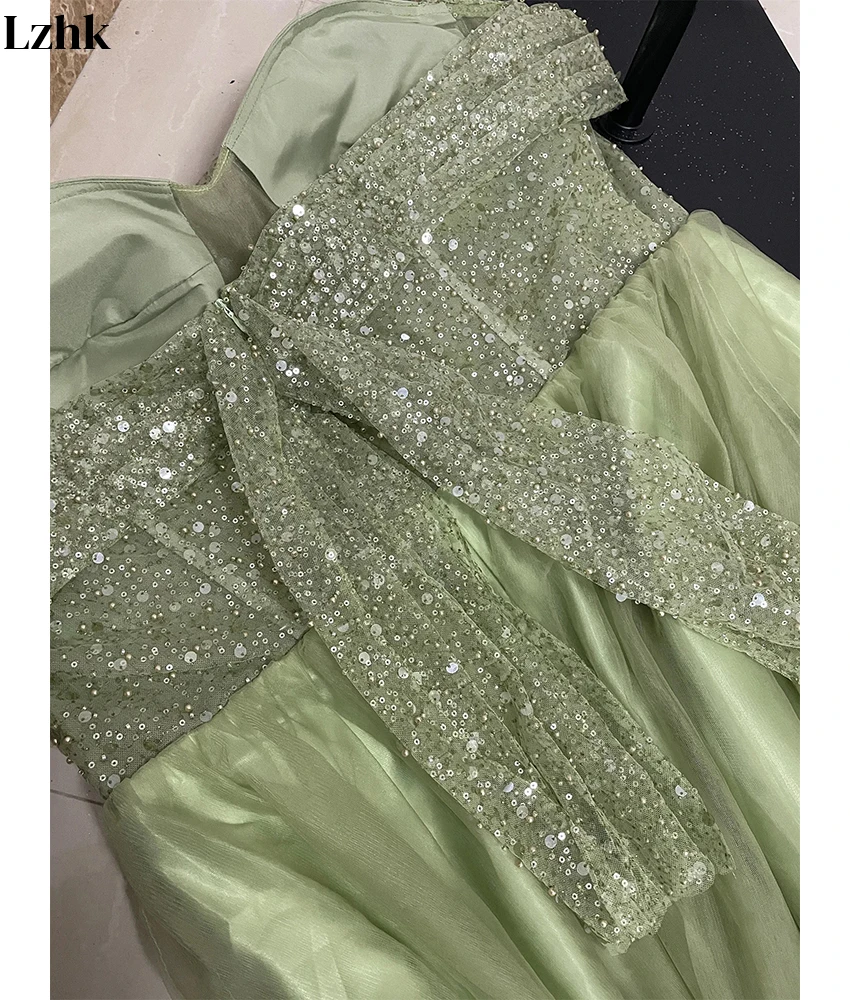 Suknia wieczorowa z tiulu w kształcie litery A, z odkrytymi ramionami, zdobiona cekinami i koralikami, z dekoltem w serduszko, długa do podłogi, idealna na studniówkę.